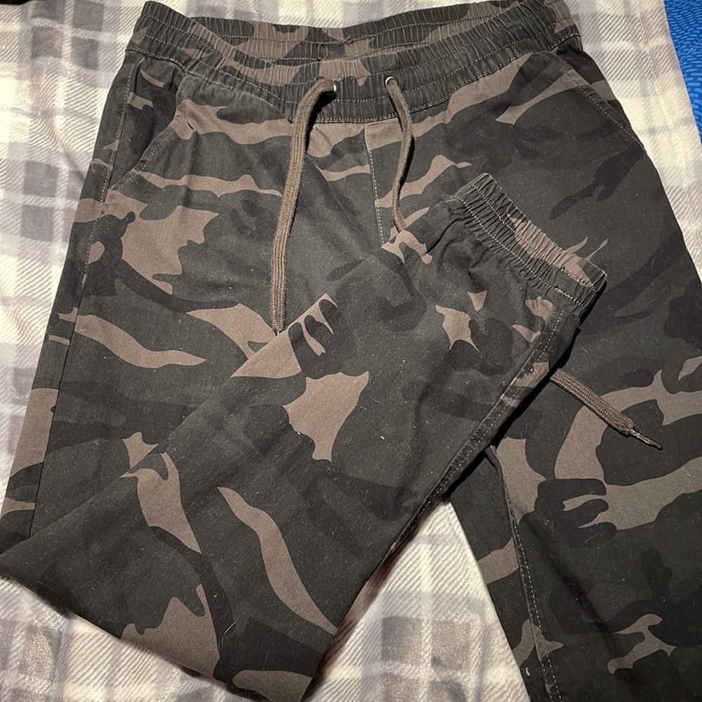 M boutique dark green camo pants 🖤💚
